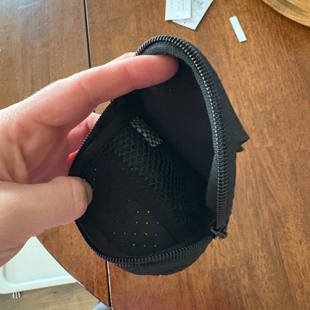 Compact Black Belt Bag with Sleek Design - Picture 3 of 3